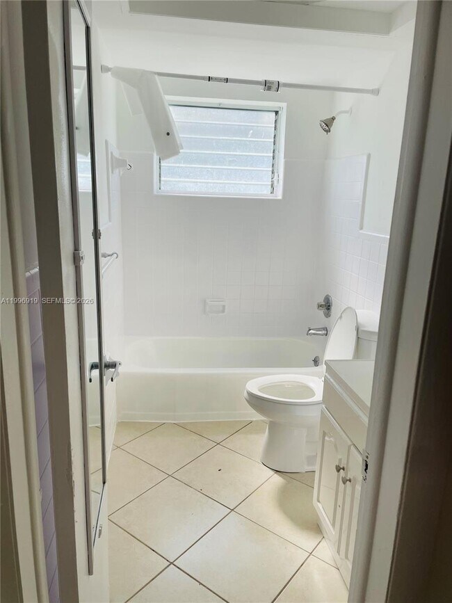 Building Photo - 11945 NE 19th Dr