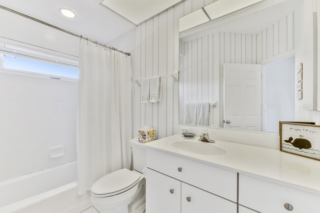 Building Photo - 777 Beach View Dr