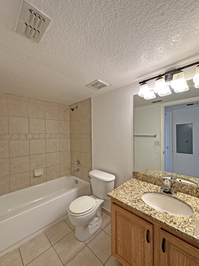 Building Photo - 271 SW Palm Dr