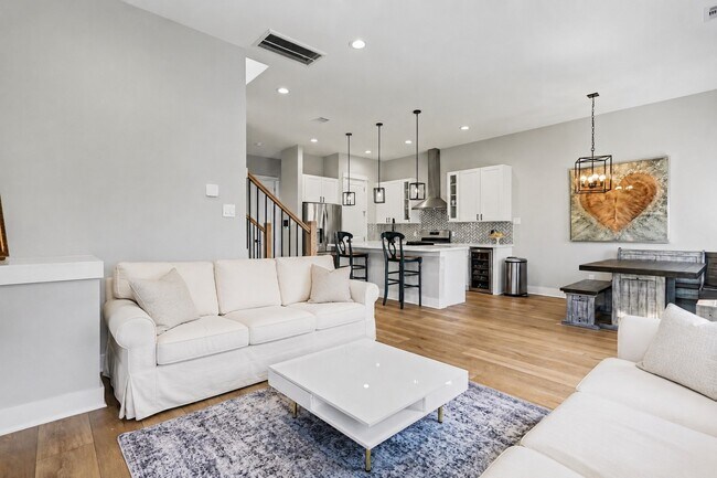 Building Photo - 825 Woodcrest Dr