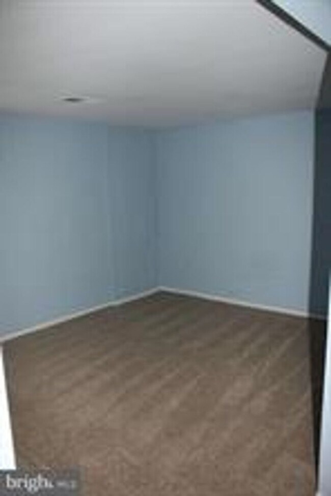 Building Photo - 3 BEDROOM CONDO WITH BALCONY, ALL UTILITIE...