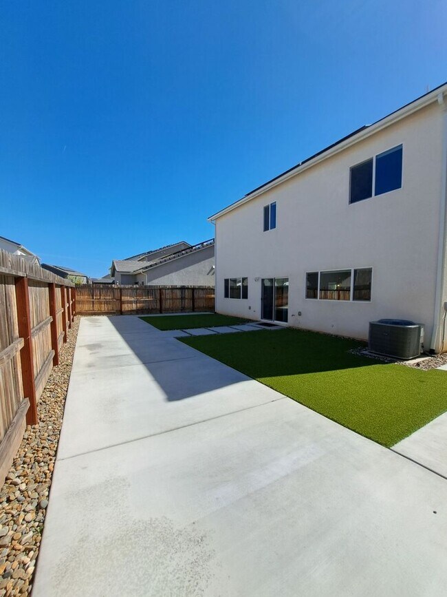 Building Photo - 911 Blue Oak Lane W