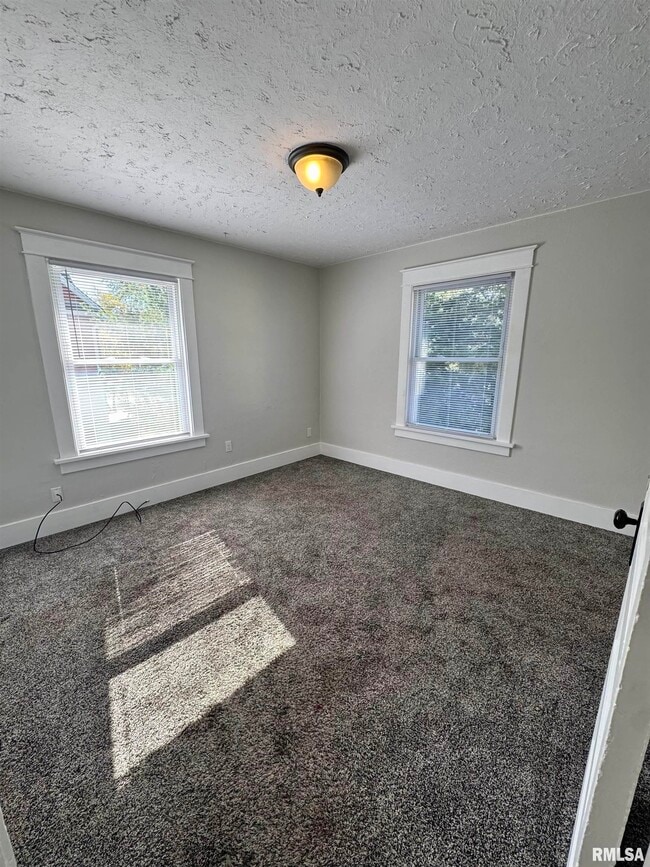 Building Photo - 716 46th St