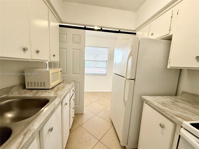 Building Photo - 10 SE 9th Ave