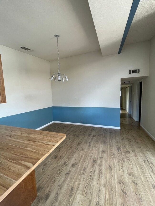 Building Photo - Updated 3 Bedroom Duplex in North Davis