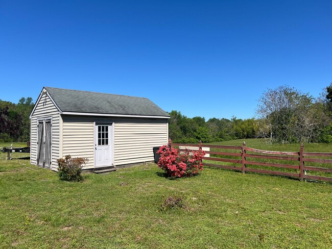Building Photo - 3 bedroom 1 bath rancher with full basement