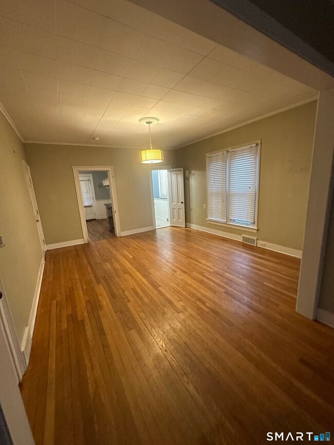 Building Photo - 57 Maple St