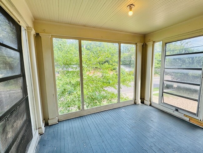 Building Photo - Delightful 2-Bedroom