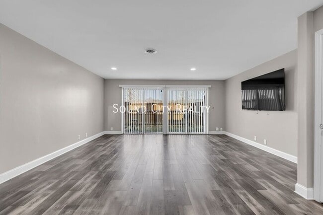 Building Photo - 403 Raintree Dr