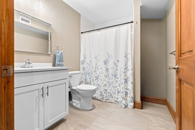 Building Photo - 44 Maple St