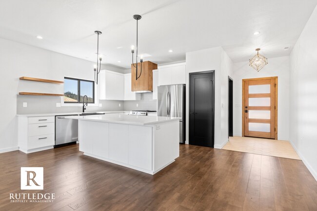 Building Photo - Exquisite 3 Bed / 2.5 Bath Home near the Eagle Point Golf Course!