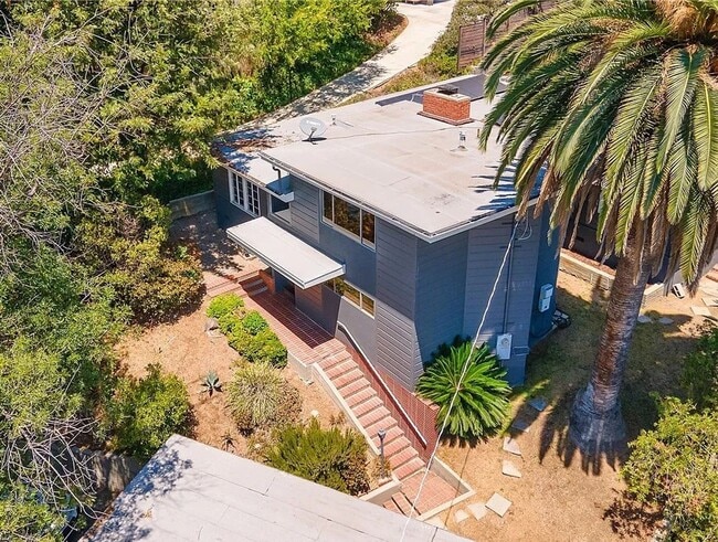 Building Photo - Gorgeous 3 bd 2 ba + Den Single Family hom...