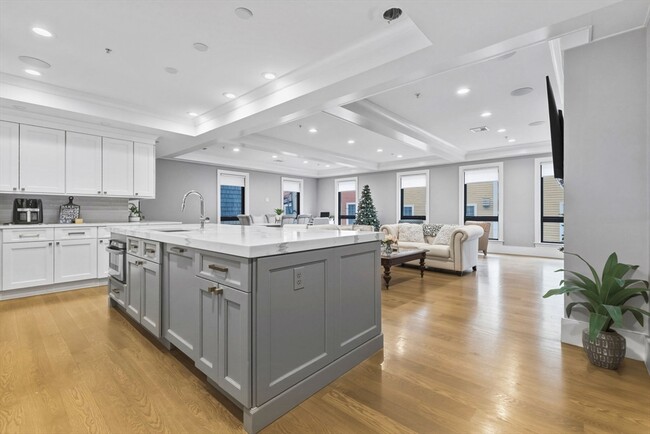 Building Photo - 377 W First St