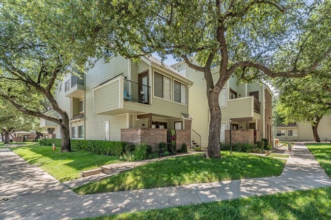 Building Photo - Updated 1-Bedroom Condo in Gated Community...