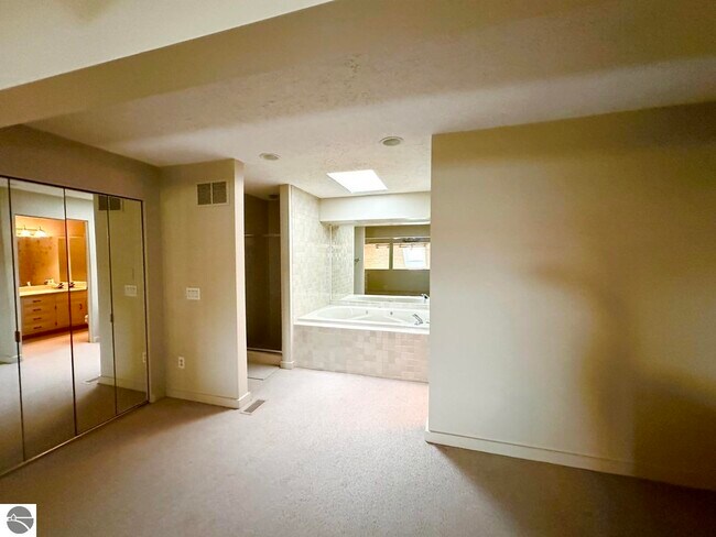Building Photo - 776 N Yacht Club Dr