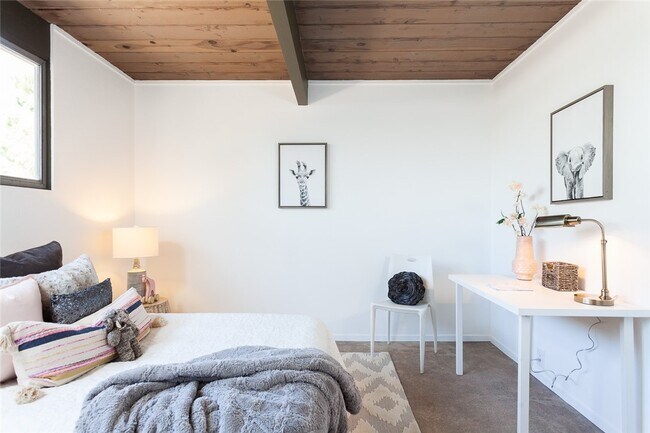 Building Photo - 1131 N Encanto St