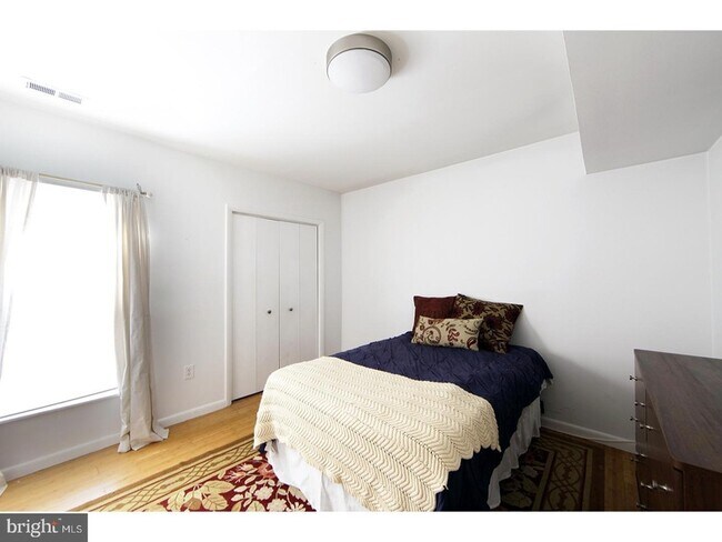 Building Photo - 447 Fairmount Ave