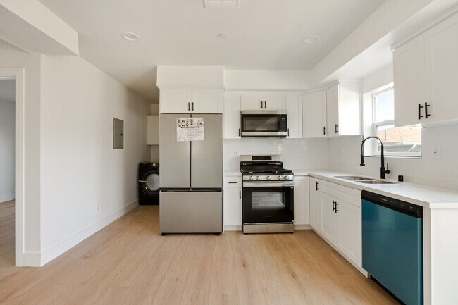 Building Photo - BRAND NEW TOWNHOUSE! One Month Free!