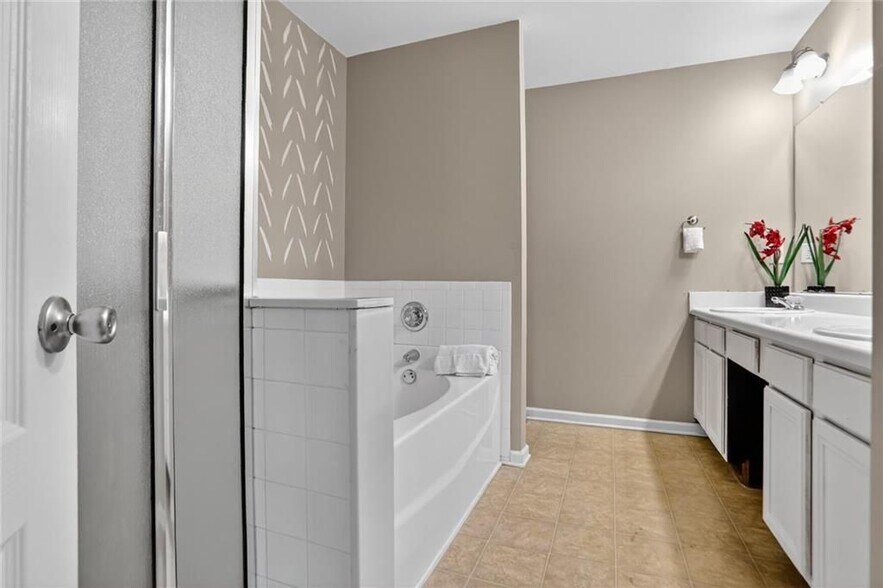 Building Photo - 230 Valley Xing