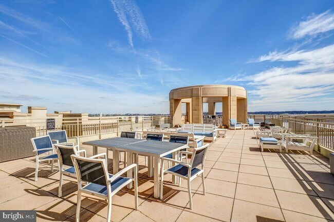 Building Photo - Luxury Fully Furnished 2BR/2BA Corner Cond...