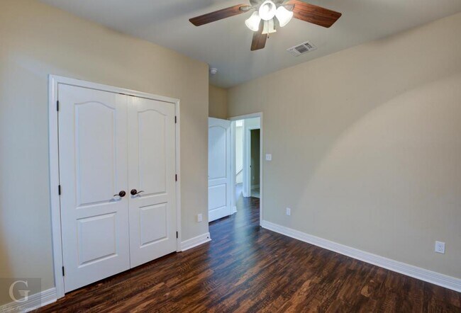 Building Photo - 506 Linnhurst Dr