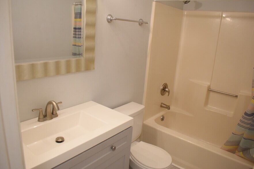 Building Photo - 522 S Kerr Ave