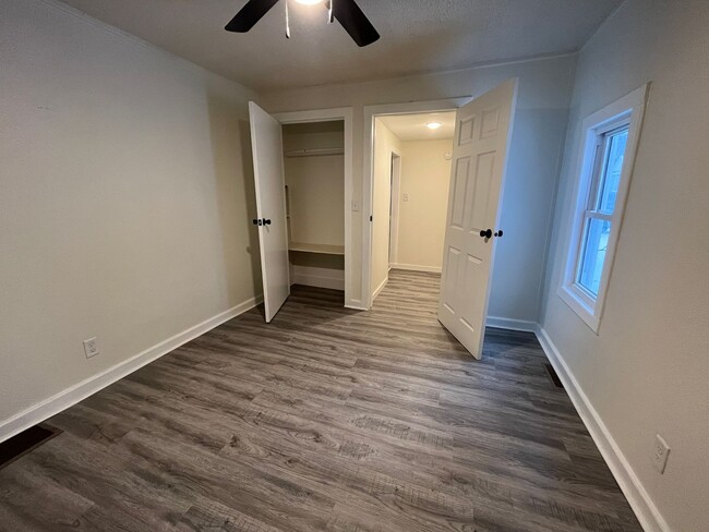 Building Photo - Recently Renovated 2-Bedroom Home with 2-C...