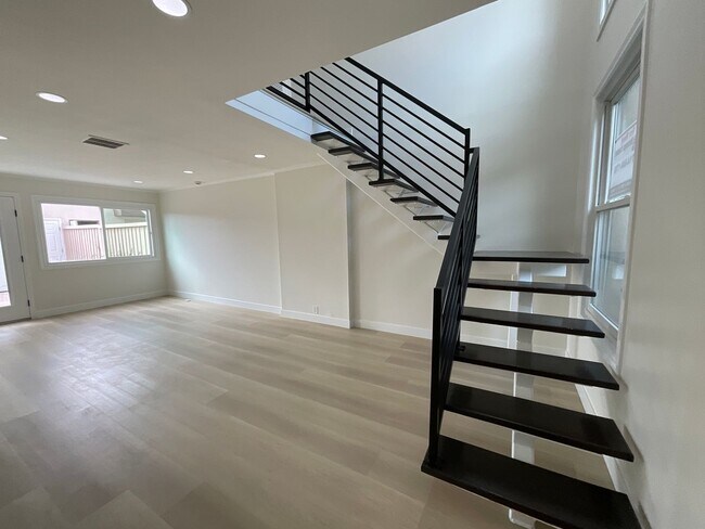 Building Photo - Villa Pacific: Remodeled 2 Bedroom 1.5 Bath Attached Townhouse,