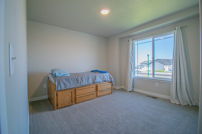 Building Photo - 289 W 2280 N