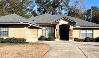 Building Photo - Large 3BD/2BA |Quiet Setting | Fenced Yard