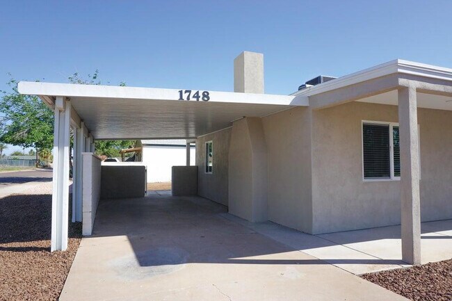 Building Photo - 1748 W Glenrosa Ave