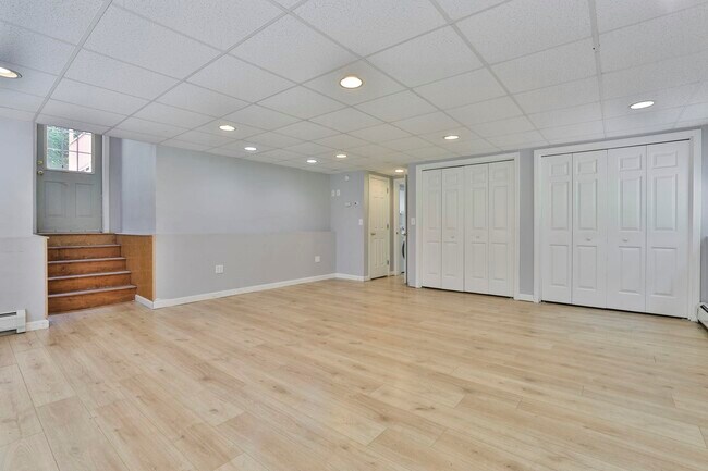 Building Photo - 76 Groton Rd