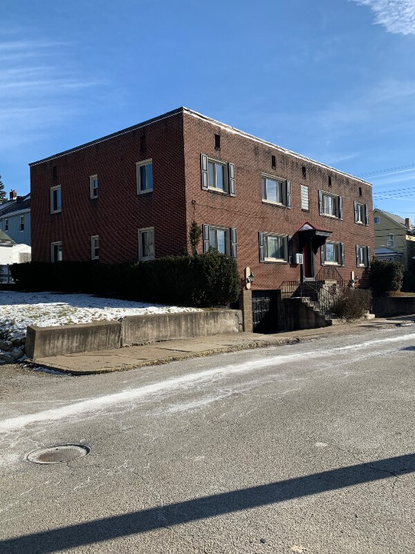 Building Photo - 1615 Sumac St