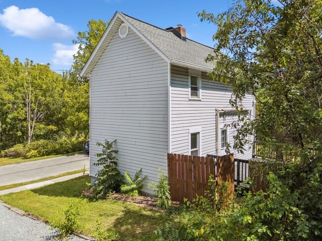 Building Photo - Stunning 2 Bedroom home in Greensburg avai...