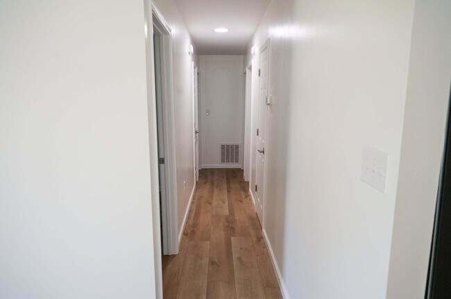 Building Photo - 208 Burley Way