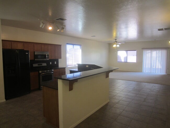 Building Photo - AVAILABLE NOW! Handsome 3 Bedroom 2 Bath V...