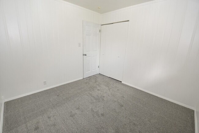 Building Photo - 3 bedroom 1 bath home in Edison Park