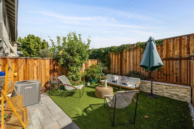 Building Photo - 646 S Ahwanee Terrace