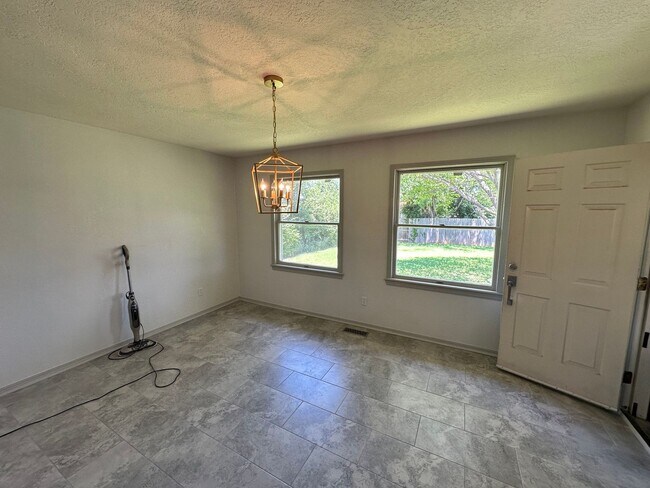 Building Photo - Fully Remodeled 3bed/2bath Available in We...