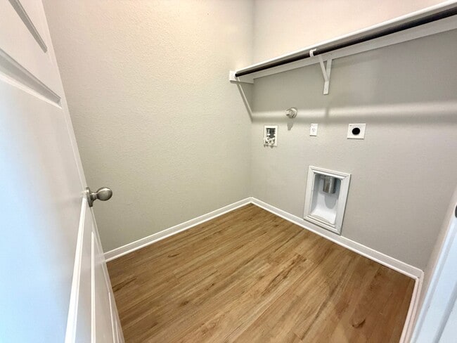 Building Photo - Amanda Park Duplex 3/2 off Potranco