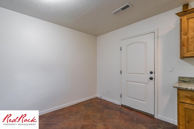 Building Photo - DOG-FRIENDLY 3 Bedroom Townhome with INTER...