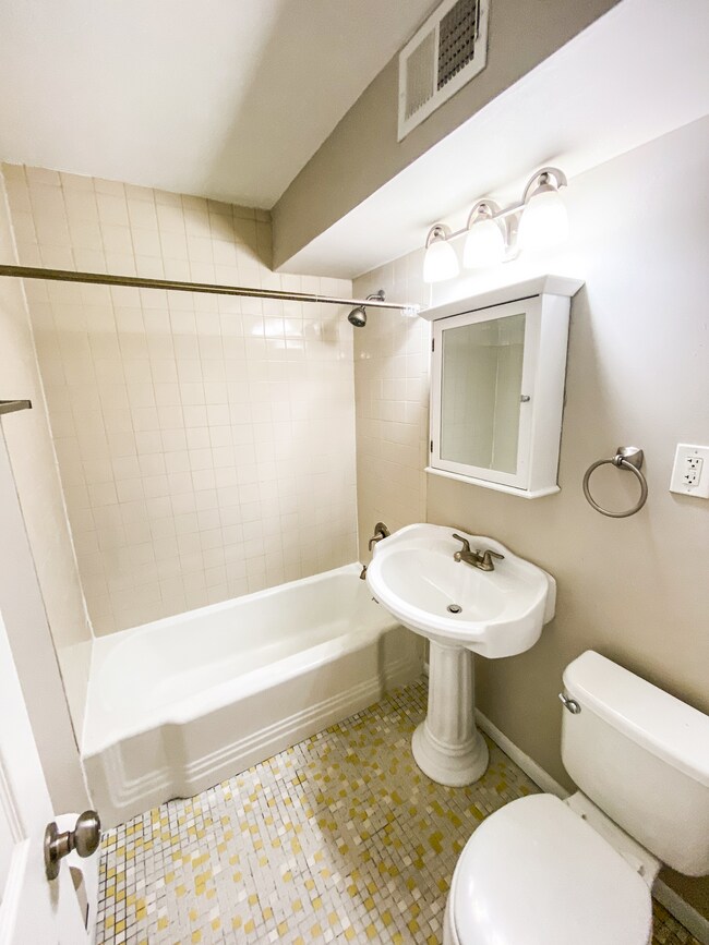 3348 Charlotte-6.jpg - Charlotte Square | Courtyard & Open Breezeways