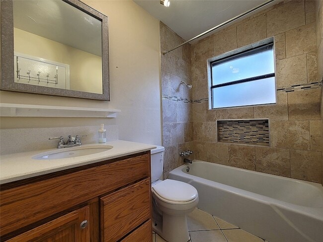 Building Photo - 738 Hawthorne Ln