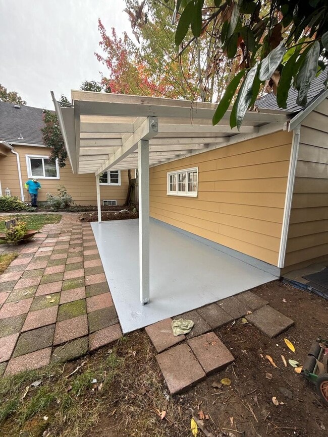 Building Photo - 3 Bedroom on large lot