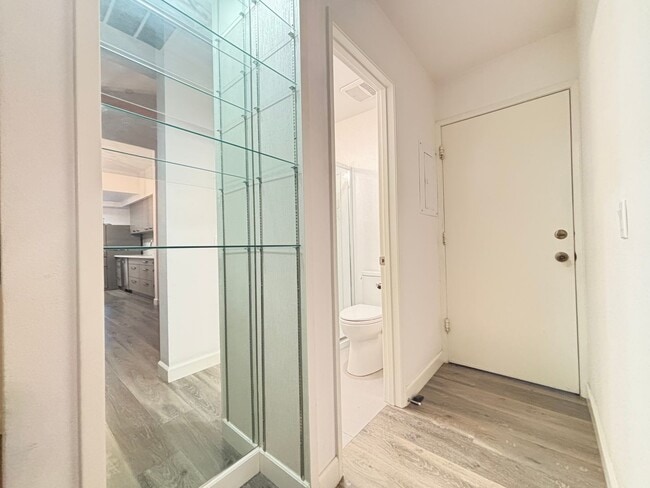 Building Photo - Beautiful 2 Bedroom 2 Bath Condo