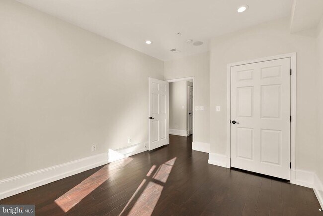Building Photo - 1609 Levis St NE