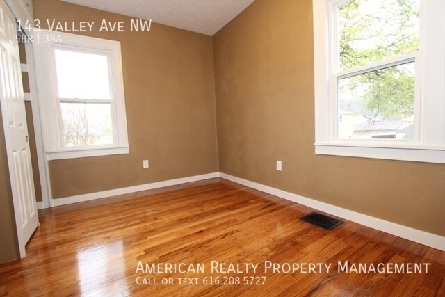 Building Photo - 143 Valley Ave NW