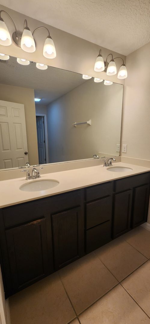 Building Photo - Great Townhouse Belle Isle