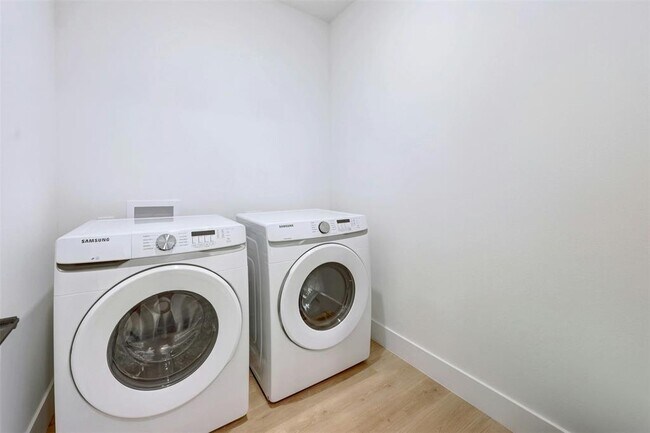 Building Photo - 1701 Simond Ave Ave