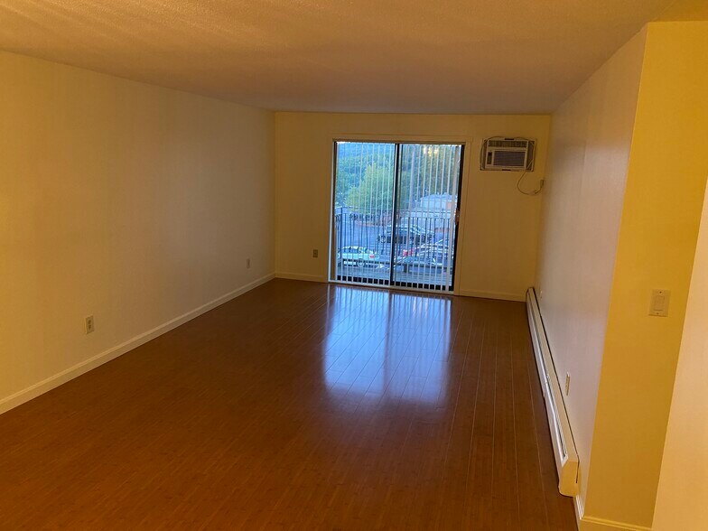 Building Photo - 134 Mammoth Rd